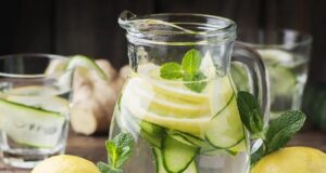 Agua de pepino, limón y menta para adelgazar destacada