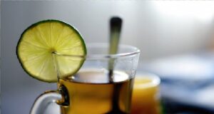 tomando te de cascara de limon